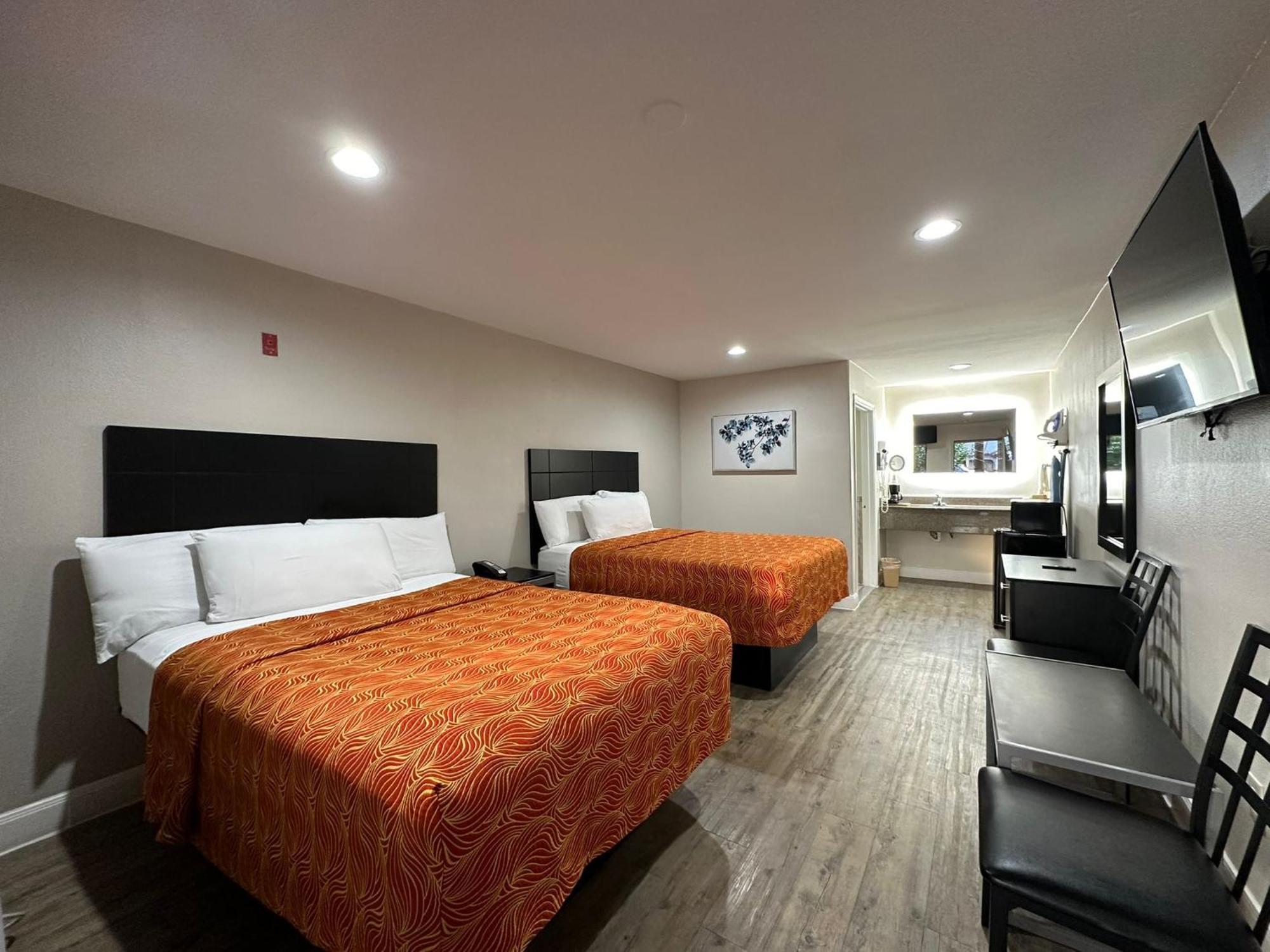 Standard Queen Room with Two Queen Beds,1529970166:JPEG